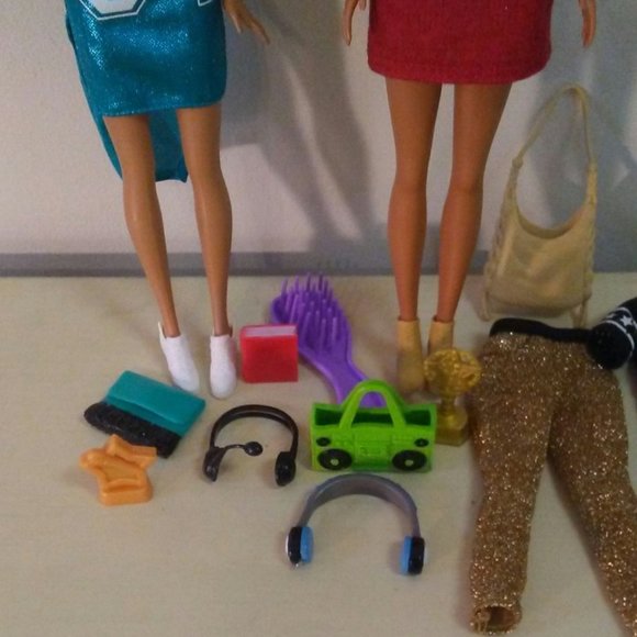 Pair of Barbie dolls with accessories - Picture 3 of 8